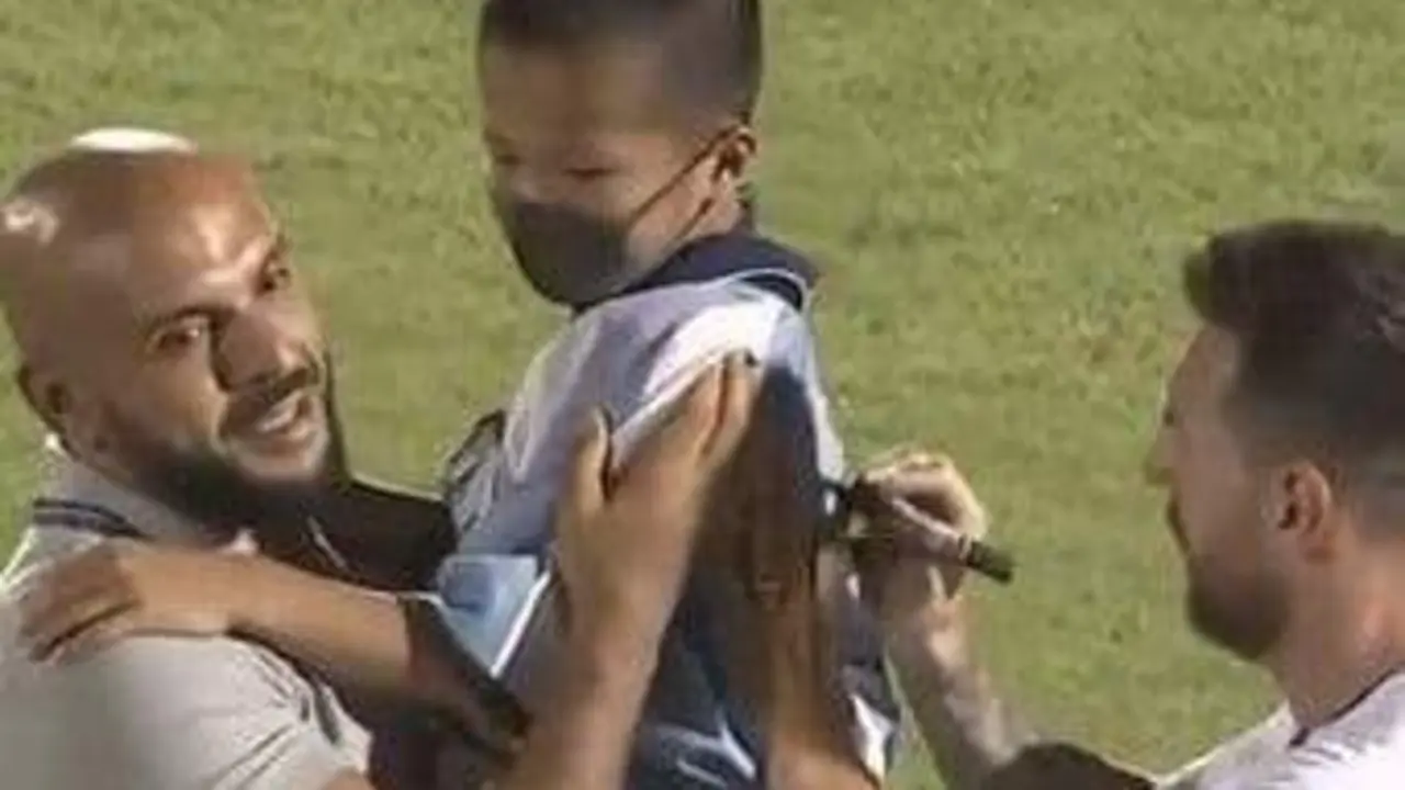 <p> Leo Messi firmando la camiseta al ni&ntilde;o durante la gira por Jap&oacute;n del PSG </p>