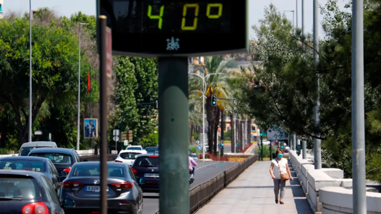 <p> C&oacute;rdoba y gente con mascarillas a m&aacute;s de 40 grados. </p>