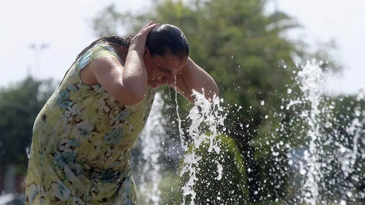 <p> Una mujer se refresca en una de las fuentes de la ciudad debido a las altas temperaturas que se registran en C&oacute;rdoba, dentro de la ola de calor que se registra en casi toda Espa&ntilde;a..- EFE/Salas </p>