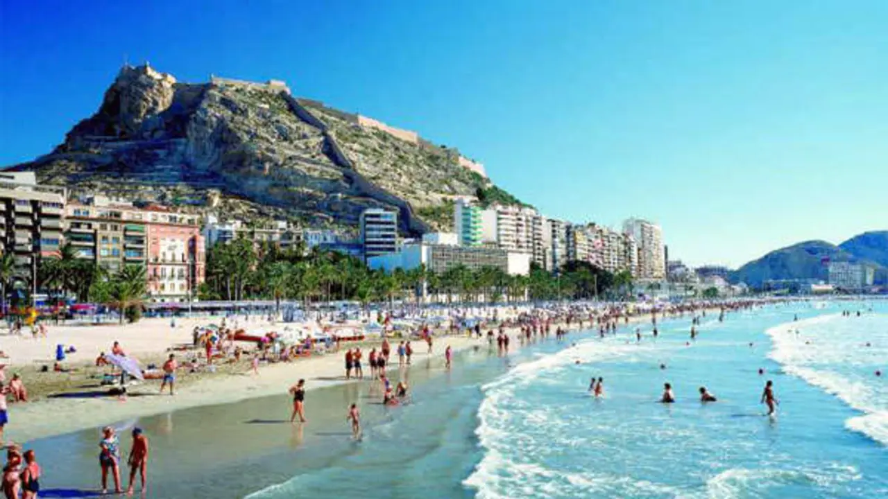 <p> Playa del Postiguet, Alicante. Archivo </p>