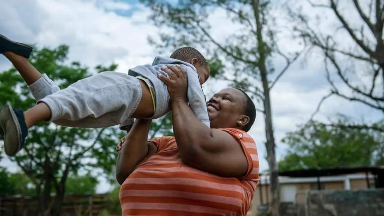 <p> Dora,&nbsp;una avicultora del pueblo de Serowe que es seropositiva, junto a su hijo. </p>