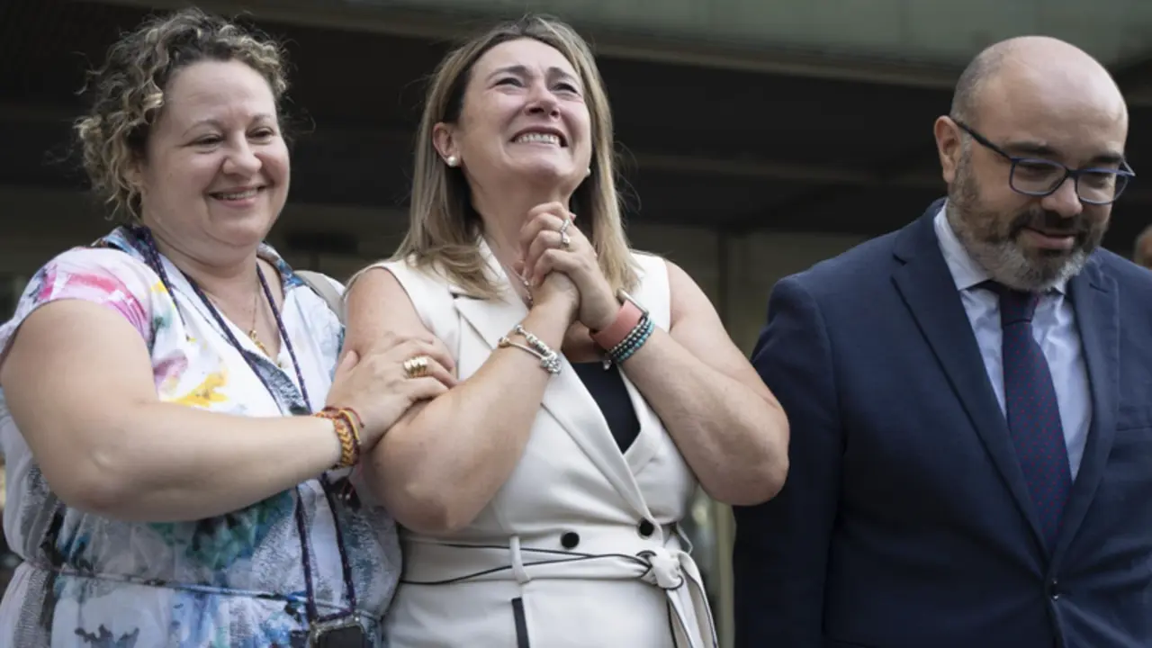 <p> La madre de Marta Calvo, Marisol Bur&oacute;n (c), junto a su abogada, Pilar Jov&eacute;. - Jorge Gil - Europa Press </p>