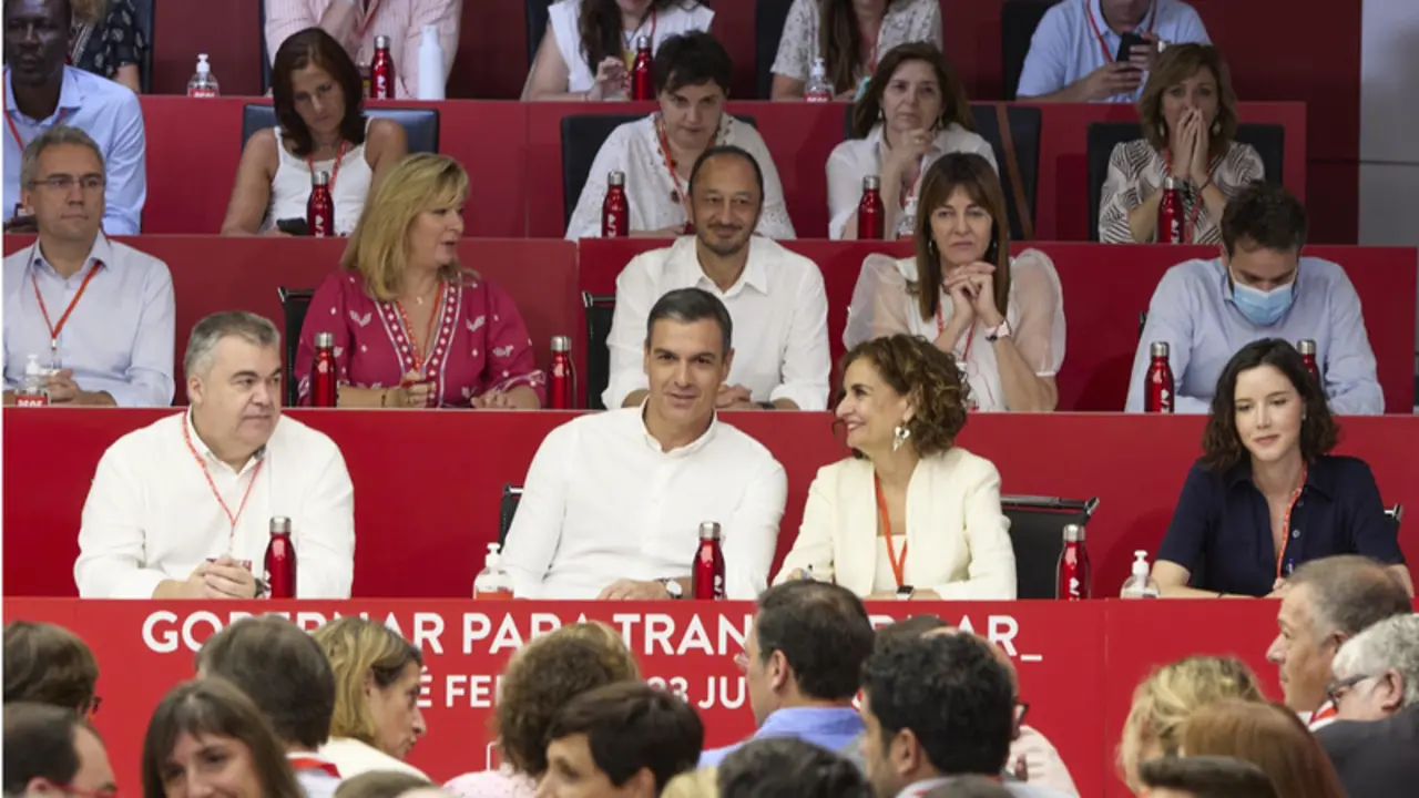 <p> (I-D) El secretario de Organizaci&oacute;n del partido socialista, Santos Cerd&aacute;n; el presidente del Gobierno, Pedro S&aacute;nchez; la ministra de Hacienda y Funci&oacute;n P&uacute;blica, Mar&iacute;a Jes&uacute;s Montero. - Jes&uacute;s Hell&iacute;n - Europa Press </p>