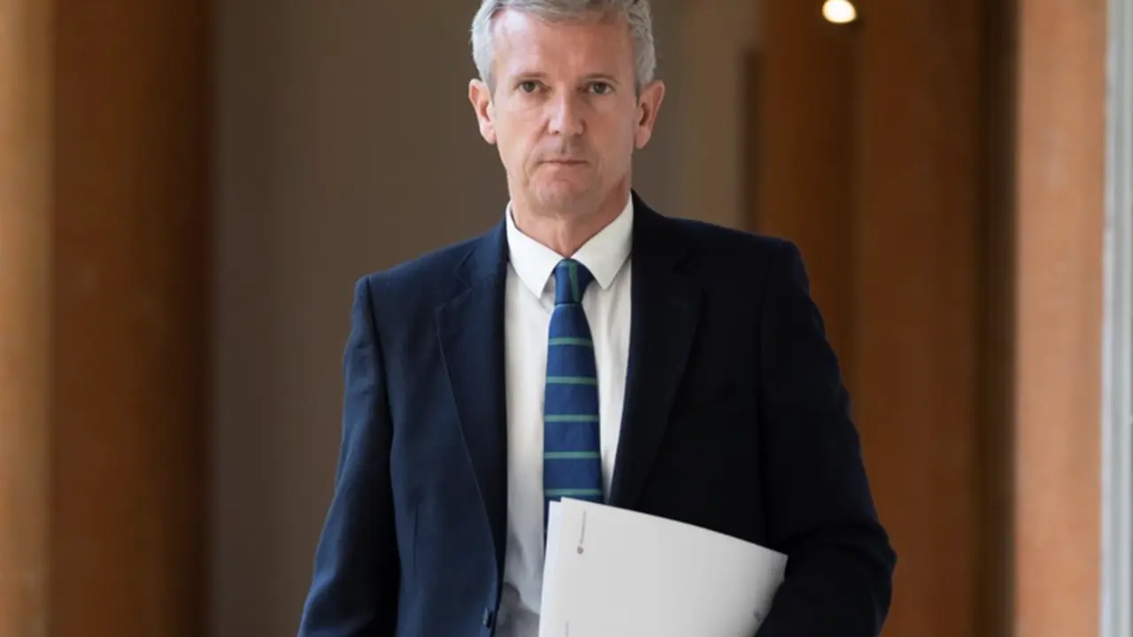 <p> El presidente de la Xunta, Alfonso Rueda, en los pasillos del complejo administrativo de San Caetano. - DAVID CABEZ&Oacute;N @ XUNTA DE GALICIA </p>