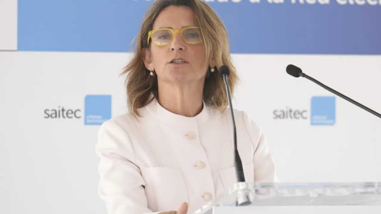 <p> La vicepresidenta tercera del Gobierno y ministra para la Transici&oacute;n Ecol&oacute;gica y el Reto Demogr&aacute;fico, Teresa Ribera, interviene en el bautizo de la plataforma e&oacute;lica marina flotante DemoSATH en Punta Sollana, a 20 de julio de 2022, en Bilbao - H.Bilbao - Europa Press </p>