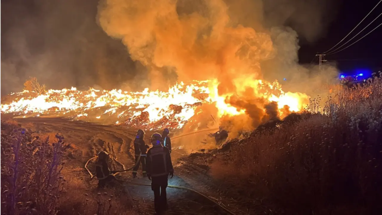 <p> Bomberos de 112 Comunidad de Madrid sofocan un incendio en Guadalix de la Sierra, Madrid. - 112 COMUNIDAD DE MADRID </p>