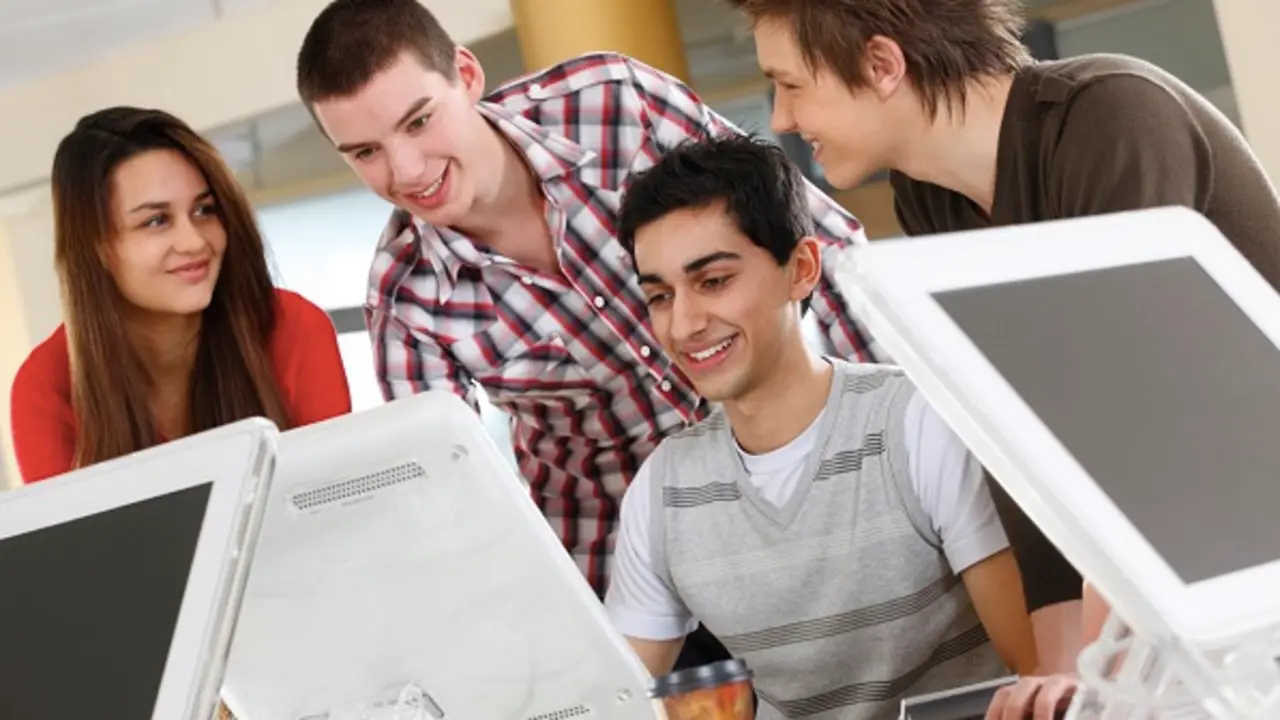 <p> J&oacute;venes frente a ordenadores. ARCHIVO </p>