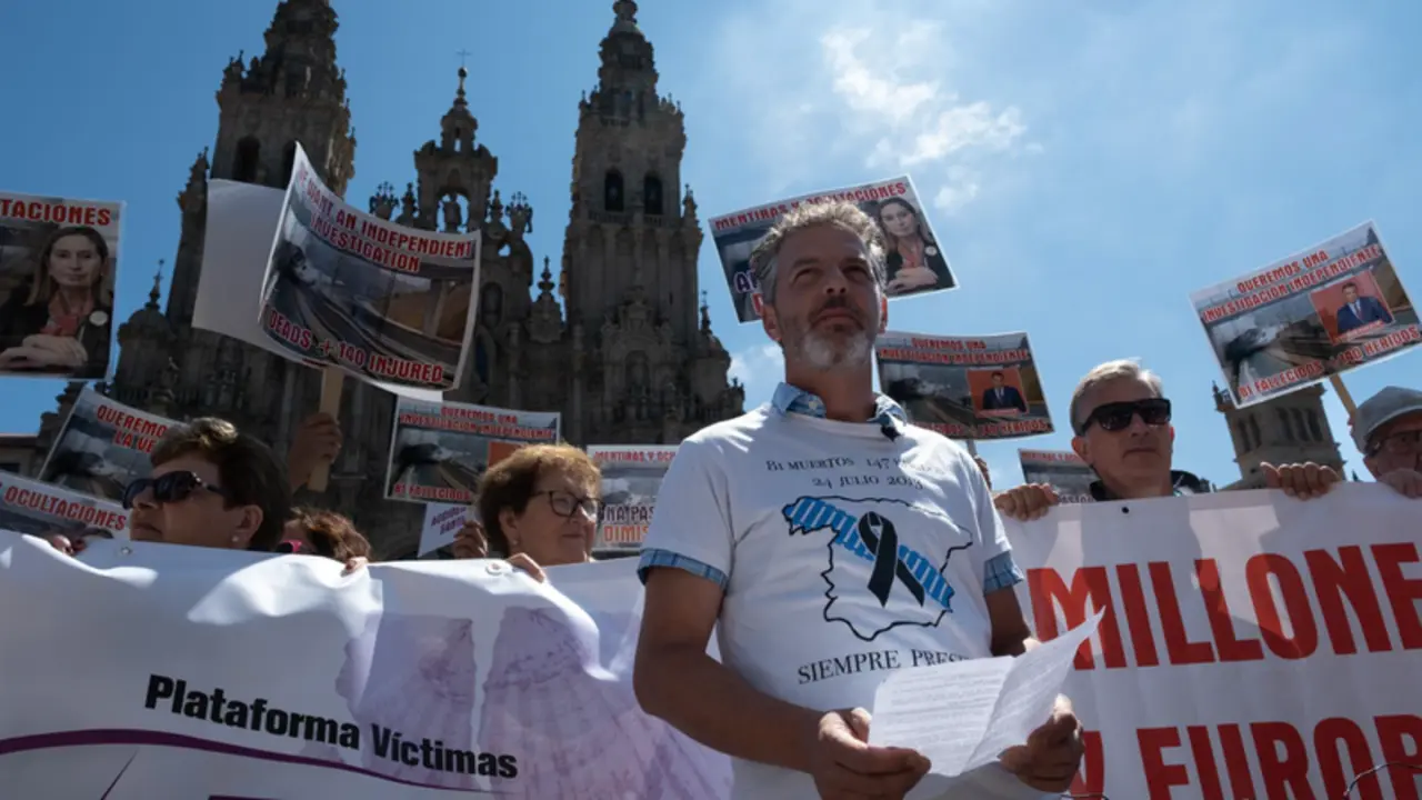 <p> Varias personas portan una pancarta que pide justicia para las v&iacute;ctimas del accidente de tren en Angrois durante una manifestaci&oacute;n, a 24 de julio de 2022, en Santiago de Compostela - C&eacute;sar Arxina - Europa Press </p>