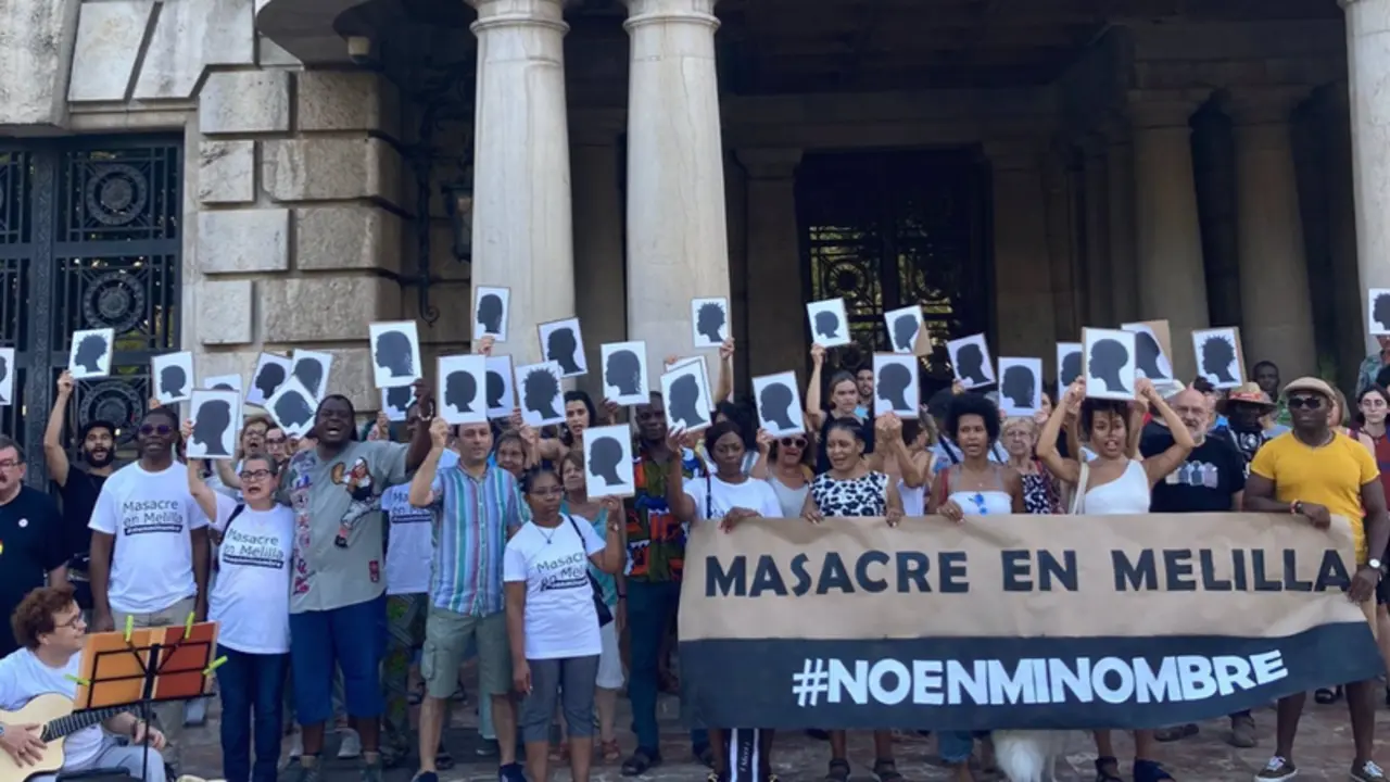 <p> Concentraci&oacute;n en la plaza del Ayuntamiento de Val&egrave;ncia contra la "matanza" de Melilla - EUROPA PRESS </p>