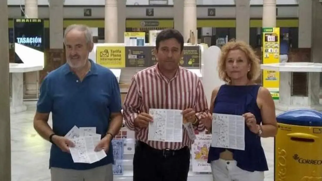 <p> Juan Ramos, presidente de la Asociaci&oacute;n de Amigos del Camino de Santiago junto a Juan Carlos Aguilera, director de la oficina principal de Correos de Sevilla y Pilar Gim&eacute;nez, representante de la Asociaci&oacute;n de los Caminos de la V&iacute;a de la Plata y responsable del albergue Luz del Camino de Sevilla. </p>