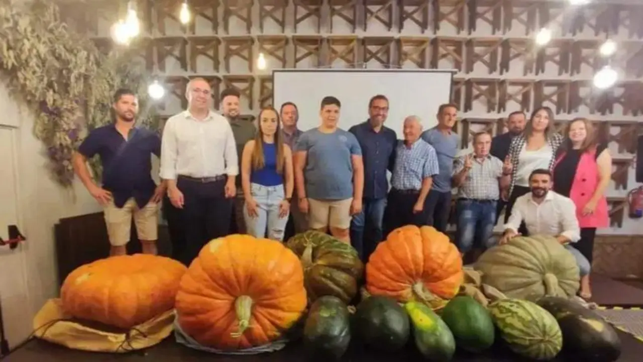 <p> Una calabaza de 112,5 kilos y una sand&iacute;a de 28,5, primeros premios en el concurso de Los Palacios (Sevilla)<br><br><br>El alcalde (segundo por la izquierda) y los premiados en el concurso de uvas, sand&iacute;as y calabazas de Los Palacios, con los ejemplares que han sido reconocidos en las diferentes categor&iacute;as. - AYTO.LOS PALACIOS </p>