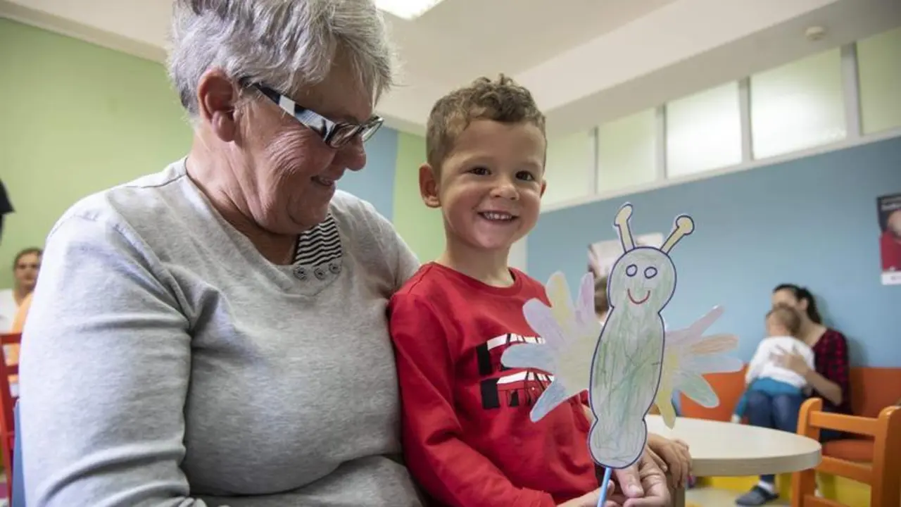 <p> Una abuela con su nieto. - ALDEAS INFANTILES SOS </p>