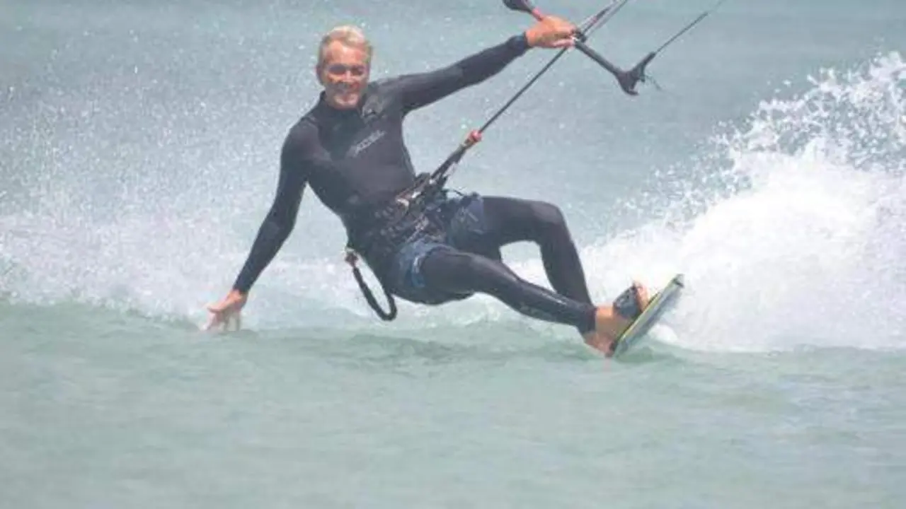 <p> Klaus Fietz, el alem&aacute;n de 80 a&ntilde;os que hace kitesurf </p>