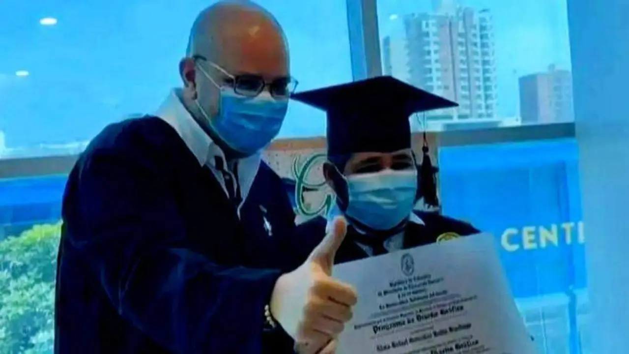 <p> El rector junto al joven Elvis Gonz&aacute;lez </p>