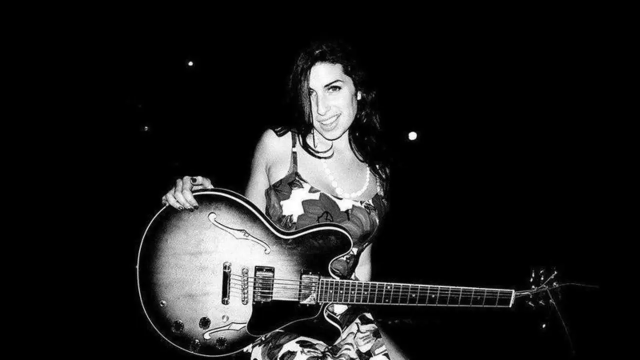 <p> Fotos de una jovial Amy Winehouse, con 19 años, en Londres y Nueva York - Cultura Inquieta </p>