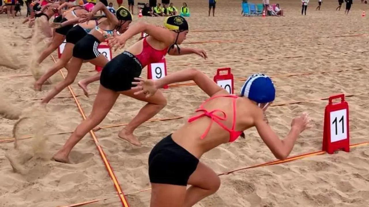 <p> Salida de la prueba Sprint playa juvenil femenina. Autor: Javier S&aacute;nchez-RFESS </p>