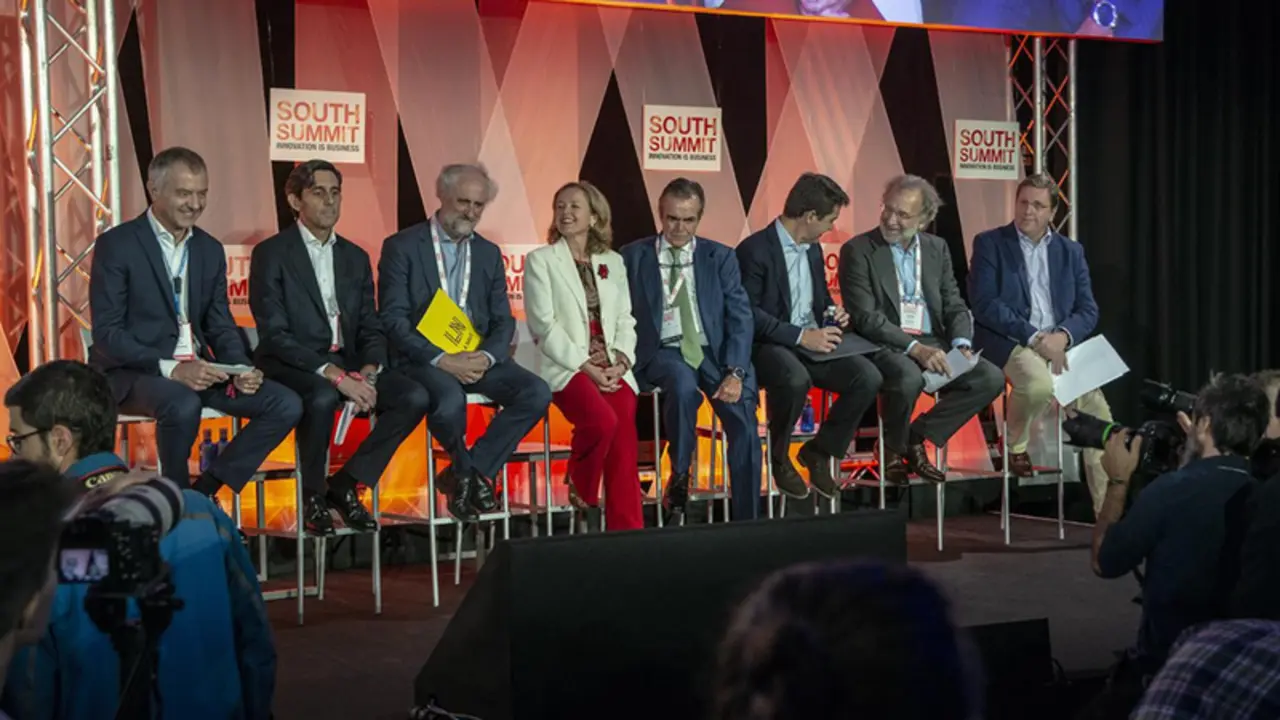 <p> Nadia Calvi&ntilde;o en la South Summit. Wikimedia Commons </p>