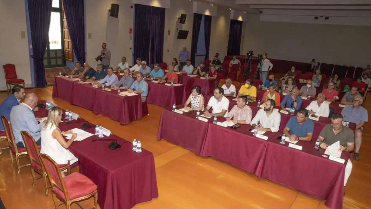 <p> Firma de convenios en materia de Juventud y Deportes con ayuntamientos y entidades deportivas. </p>