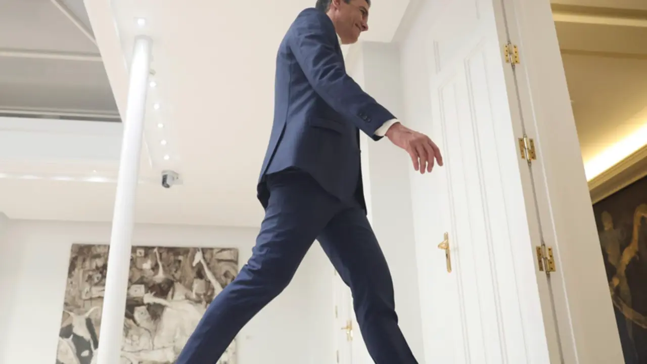 <p> El presidente del Gobierno, Pedro S&aacute;nchez, a su salida del Complejo de La Moncloa, tras presentar el primer informe de rendici&oacute;n de cuentas 2022 del Gobierno de Espa&ntilde;a, a 29 de julio de 2022, en Madrid (Espa&ntilde;a). - Eduardo Parra - Europa Press </p>