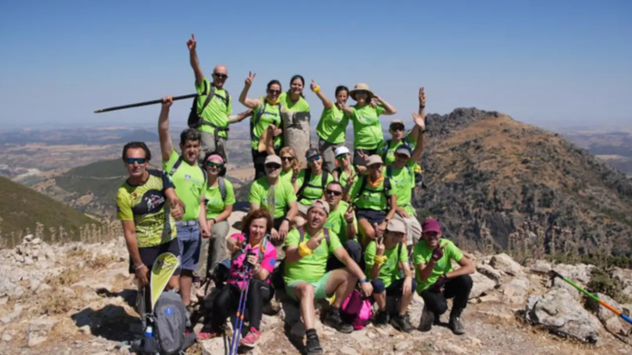 <p> Participantes en el proyecto '8 Cimas Andaluc&iacute;a' coronando el sevillano Pico Terril, con 1.129 metros de altura. </p>