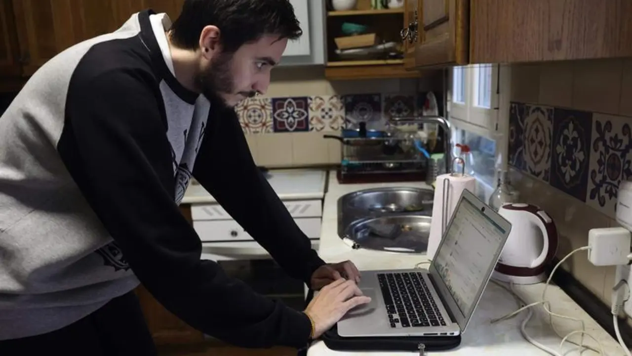 <p> Una persona teletrabaja en la cocina de su domicilio - Eduardo Parra - Europa Press - Archivo </p>
