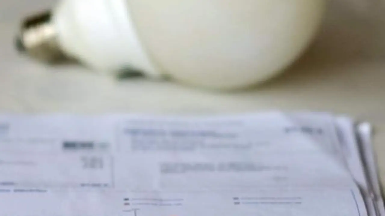 <p> Una factura de la luz y una bombilla - Alberto Ortega - Europa Press </p>