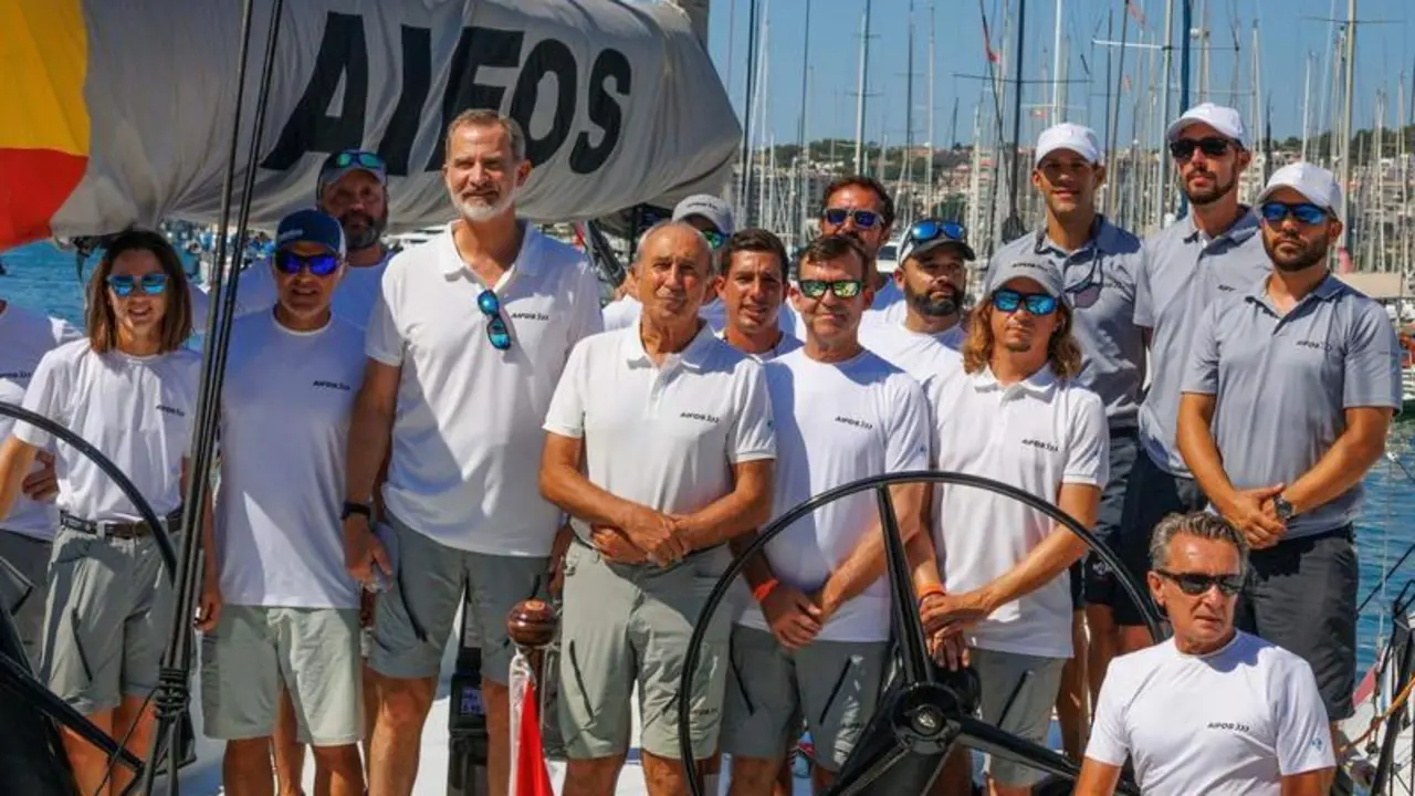 <p> El rey Felipe VI junto con la tripulaci&oacute;n del 'Aifos500', este lunes. - NICO MART&Iacute;NEZ/COPA DEL REY MAPFRE </p>