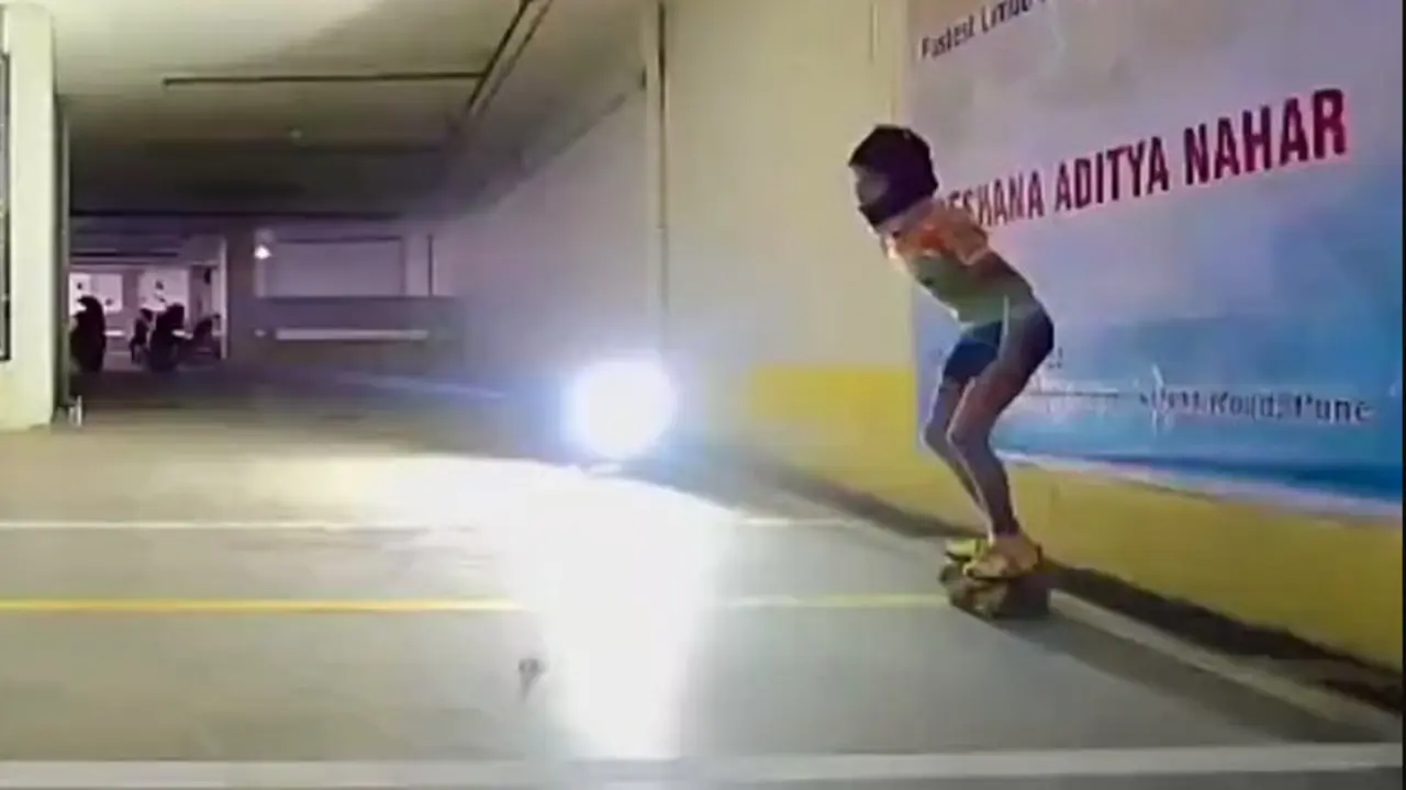 <p> Deshna instantes antes de cruzar la fila de coches </p>