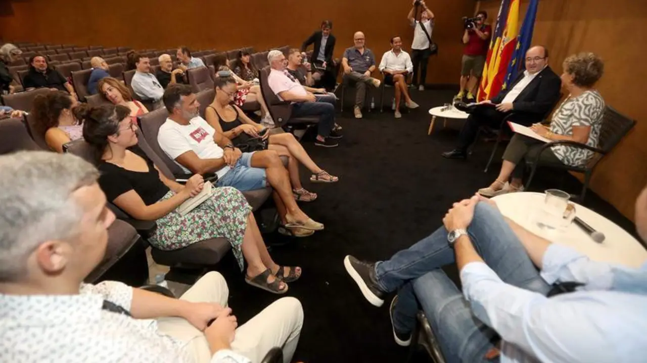 <p> El ministro de Cultura y Deporte, Miquel Iceta y la delegada del Gobierno en las Islas Baleares, Aina Calvo, durante la reuni&oacute;n con representantes del sector cultural de Baleares </p>