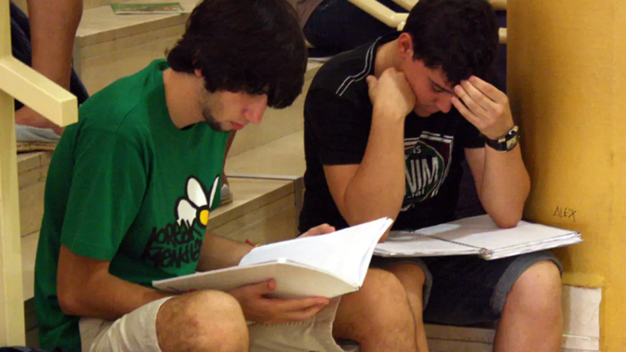 <p> Estudiantes repasan sus apuntes antes de realizar los ex&aacute;menes. </p>