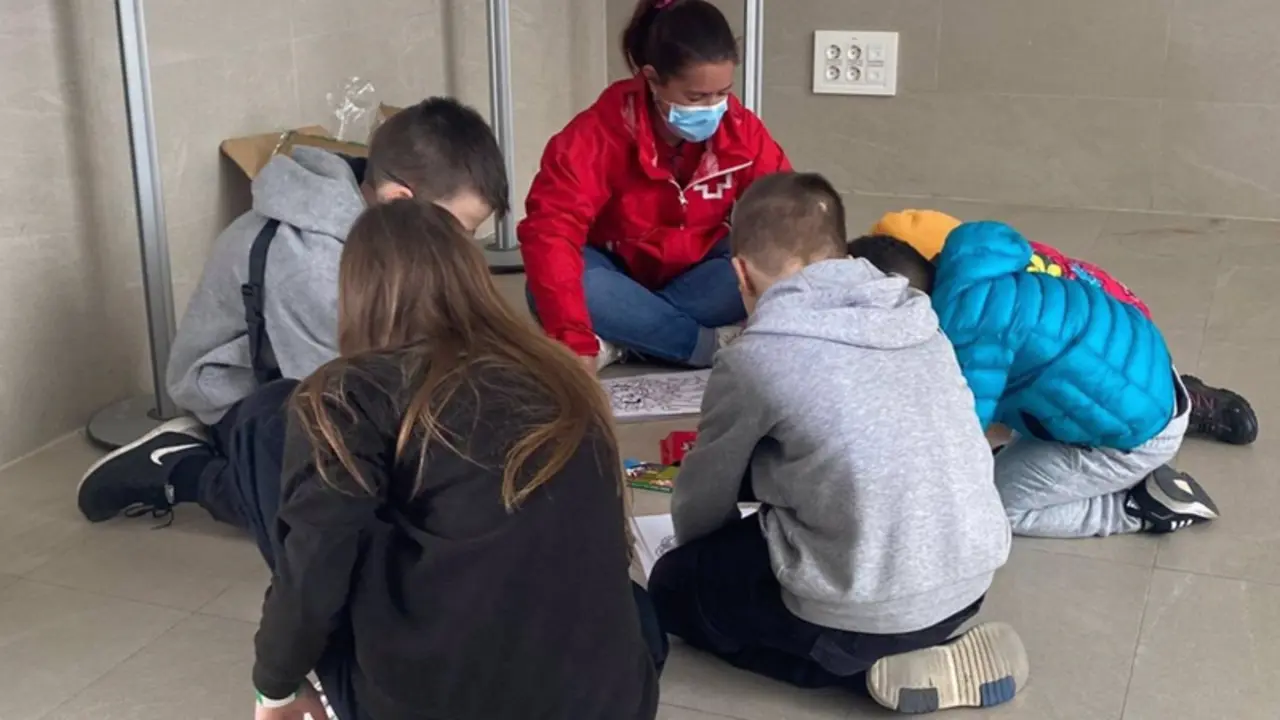 <p> Archivo - Una voluntaria de Cruz Roja con ni&ntilde;os de Ucrania. - CRUZ ROJA - Archivo </p>