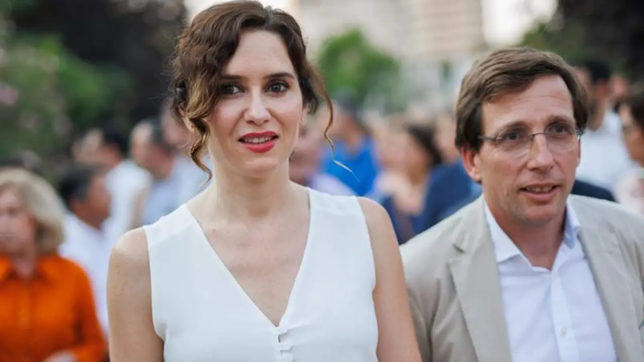 <p> La presidenta de la Comunidad de Madrid, Isabel D&iacute;az Ayuso, y el alcalde de Madrid, Jos&eacute; Luis Mart&iacute;nez-Almeida, durante el homenaje a Miguel &Aacute;ngel Blanco, en los Jardines de Miguel &Aacute;ngel Blanco, a 12 de julio de 2022, en Madrid (Espa&ntilde;a). - Alejandro Mart&iacute;nez V&eacute;lez - Europa Press </p>