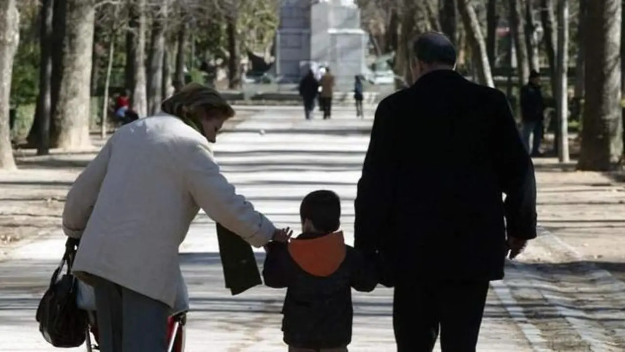 <p> Dos jubilados paseando </p>