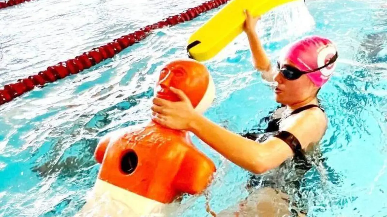 <p> Imagen de un momento de una prueba de 100 metros socorrista de la categor&iacute;a juvenil femenina. Autor: Javier S&aacute;nchez/RFESS </p>