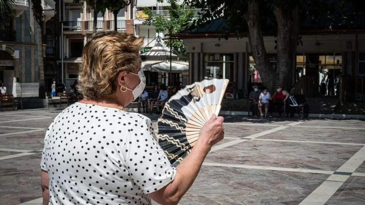 <p> Se&ntilde;ora con abanico y mascarilla. ARCHIVO </p>