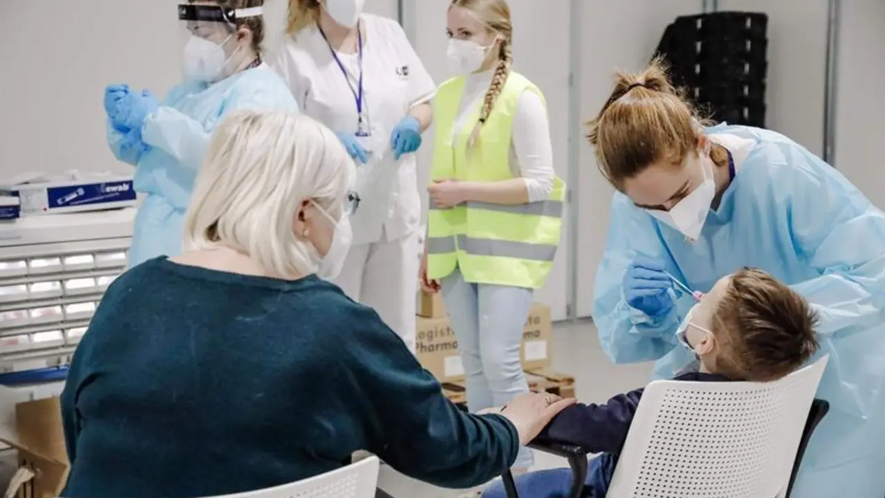 <p> Una enfermera realiza una PCR a un ni&ntilde;o refugiado ucraniano, que ha llegado junto a un familiar en un autob&uacute;s procedente de Polonia </p>