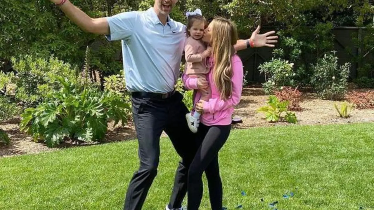 <p> Pau Gasol junto a Catherine en y su hija en el anuncio del embarazo en redes sociales </p>