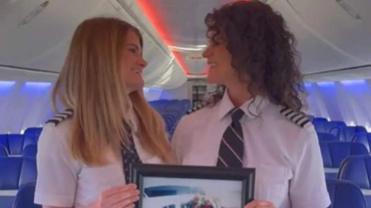 <p> Keely Petitt y Holly Petitt, primera oficial y capitana respectivamente (Hija y madre) - Instagram - southwestair </p>