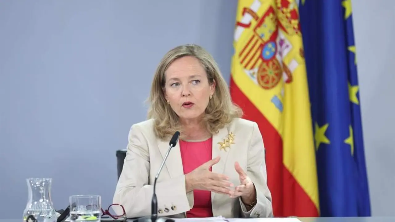 <p> La vicepresidenta primera y ministra de Asuntos Econ&oacute;micos y Transformaci&oacute;n Digital, Nadia Calvi&ntilde;o, en una rueda de prensa posterior al Consejo de Ministros, en el Palacio de La Moncloa, a 26 de julio de 2022, en Madrid (Espa&ntilde;a). El Consejo de Ministros h - Eduardo Parra - Europa Press </p>