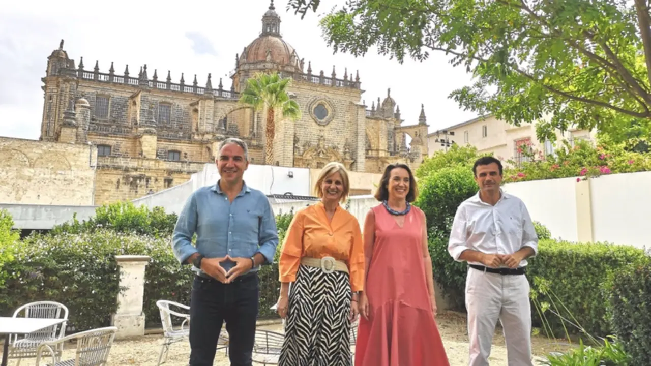 <p> La secretaria general del PP, Cuca Gamarra, y el coordinador general del PP, El&iacute;as Bendodo, participan en un acto en Jerez de la Frontera (C&aacute;diz) - PP-A </p>