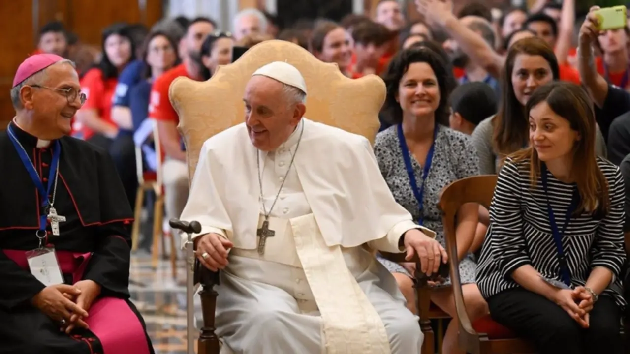 <p> El Papa reunido con j&oacute;venes del campamento Alpha - VATICAN MEDIA </p>