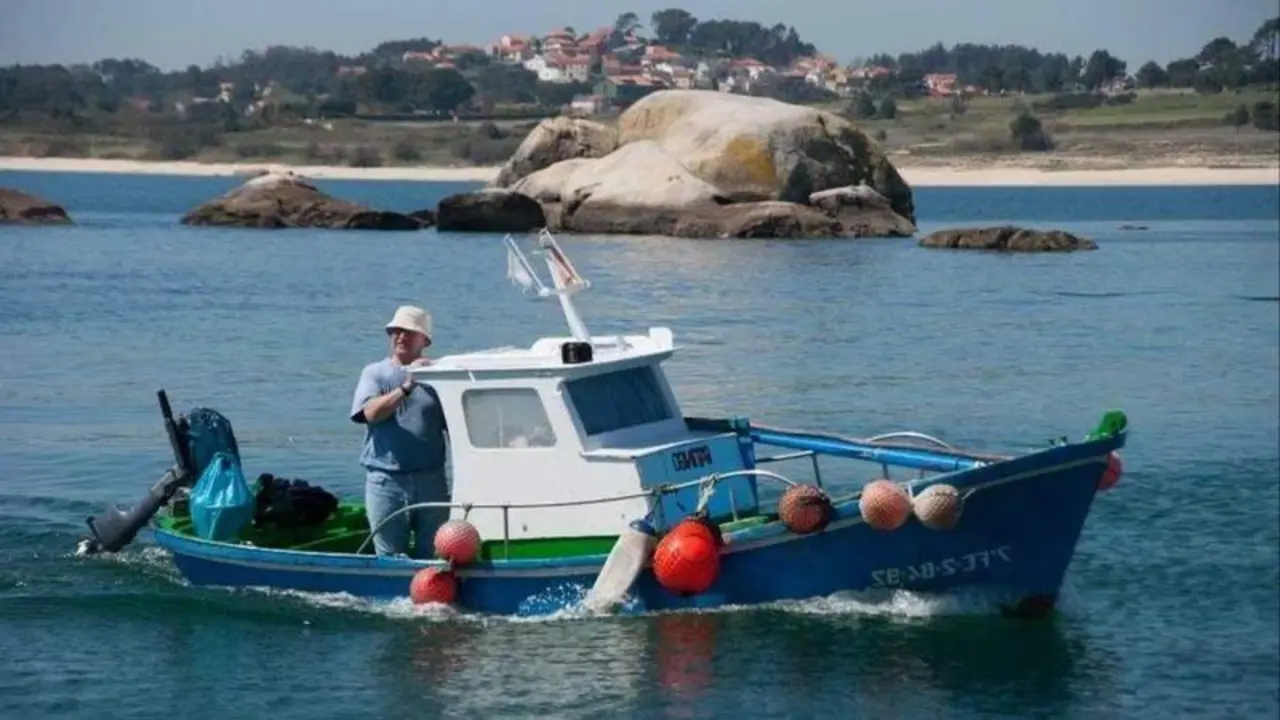 <p> Barco saliendo a faenar en Galicia </p>