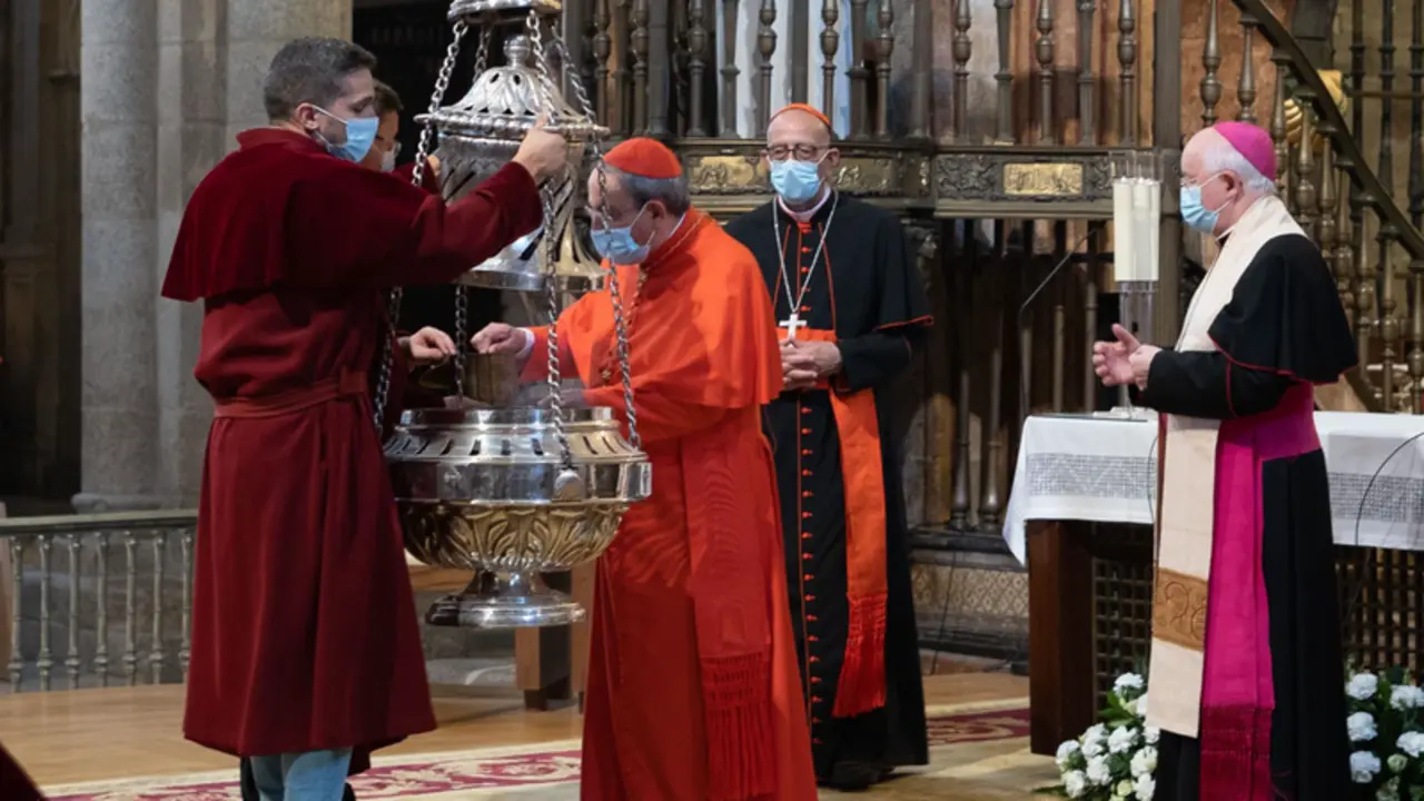 <p> El cardenal Ant&oacute;nio Augusto dos Santos Marto (2i), y el arzobispo de Santiago, Juli&aacute;n Barrio (1d), y el cardenal arzobispo de Barcelona y presidente de la Conferencia Episcopal, Juan Jos&eacute; Omella (2d), en la Catedral de Santiago - C&eacute;sar Arxina - Europa Press </p>
