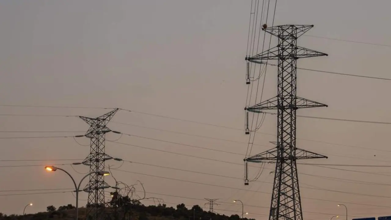 <p> Torres de tensi&oacute;n el d&iacute;a en el que el precio de la luz alcanza un m&aacute;ximo hist&oacute;rico </p>
