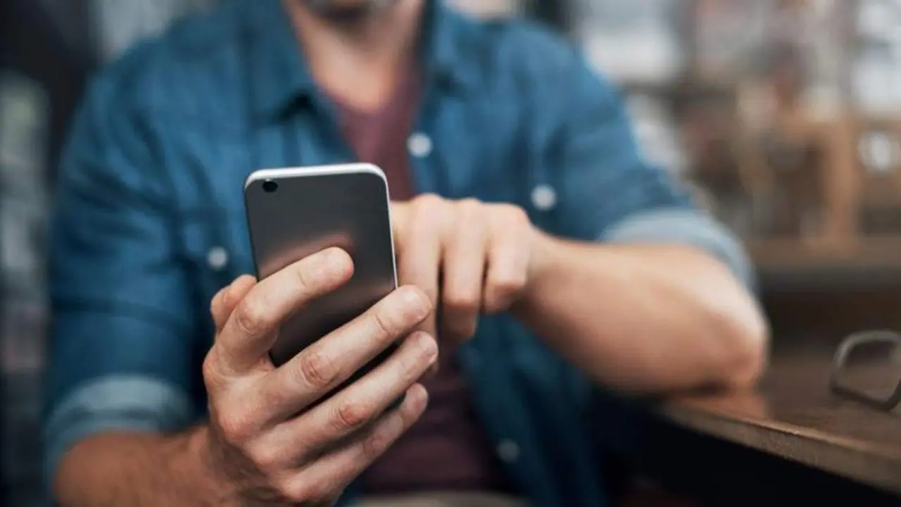 <p> Joven usando el tel&eacute;fono m&oacute;vil </p>