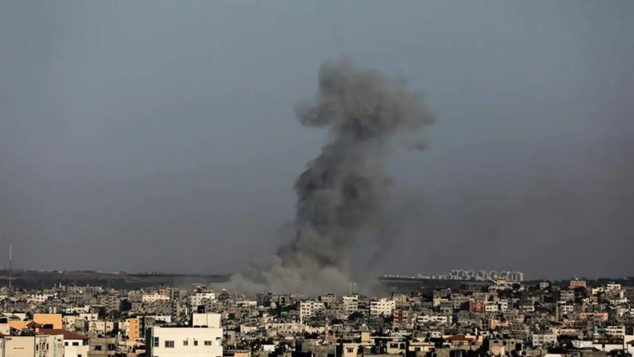 <p> Humareda tras un bombardeo israel&iacute; sobre la Franja de Gaza </p>