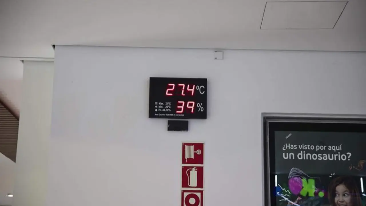 <p> Un term&oacute;metro ambiental marca 27,4 grados en el Centro Comercial Xanad&uacute; </p>