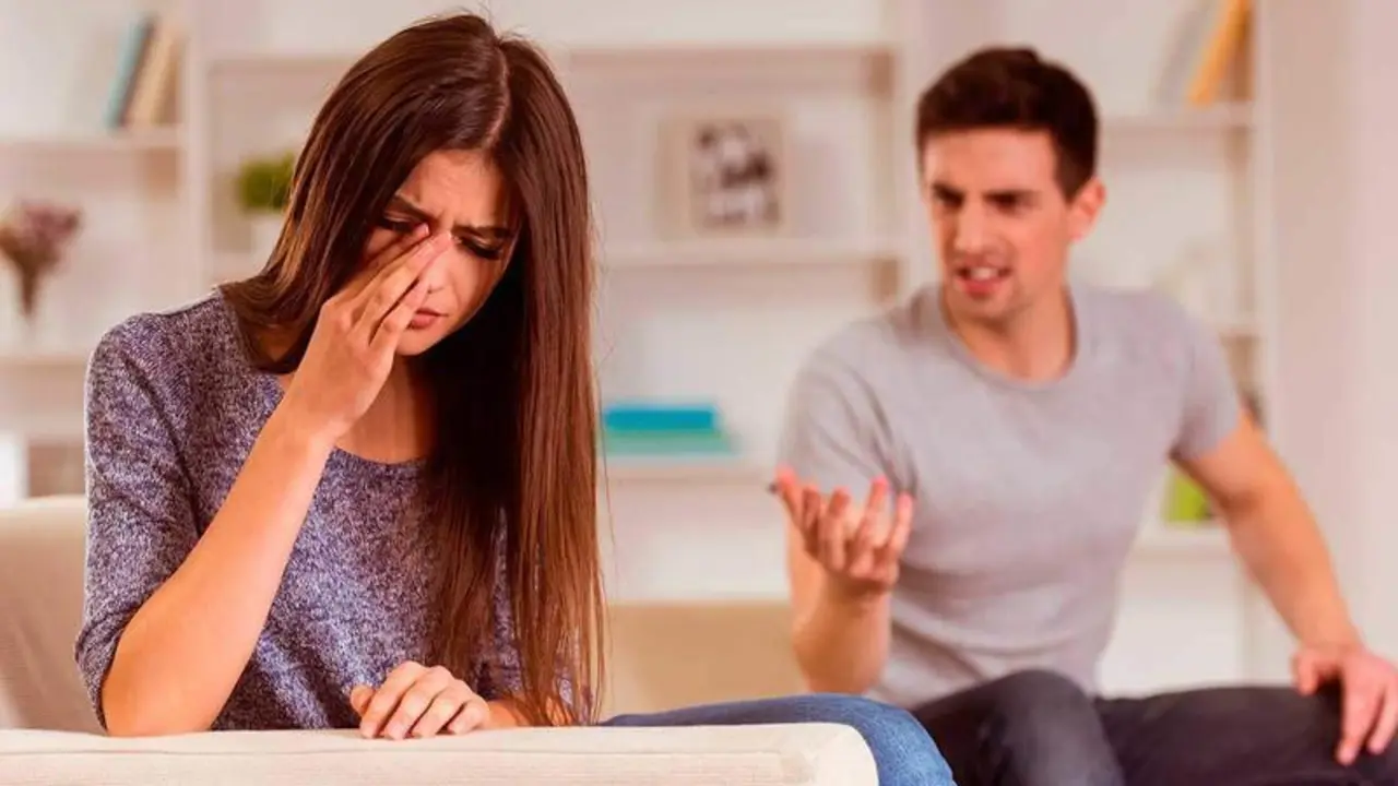 <p> Una mujer, v&iacute;ctima de abuso emocional por parte de su pareja </p>