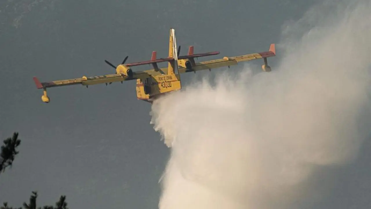 <p> Un avi&oacute;n de extinci&oacute;n de incendios trabaja en la extinci&oacute;n del incendio iniciado en Boiro, a 6 de agosto de 2022 </p>