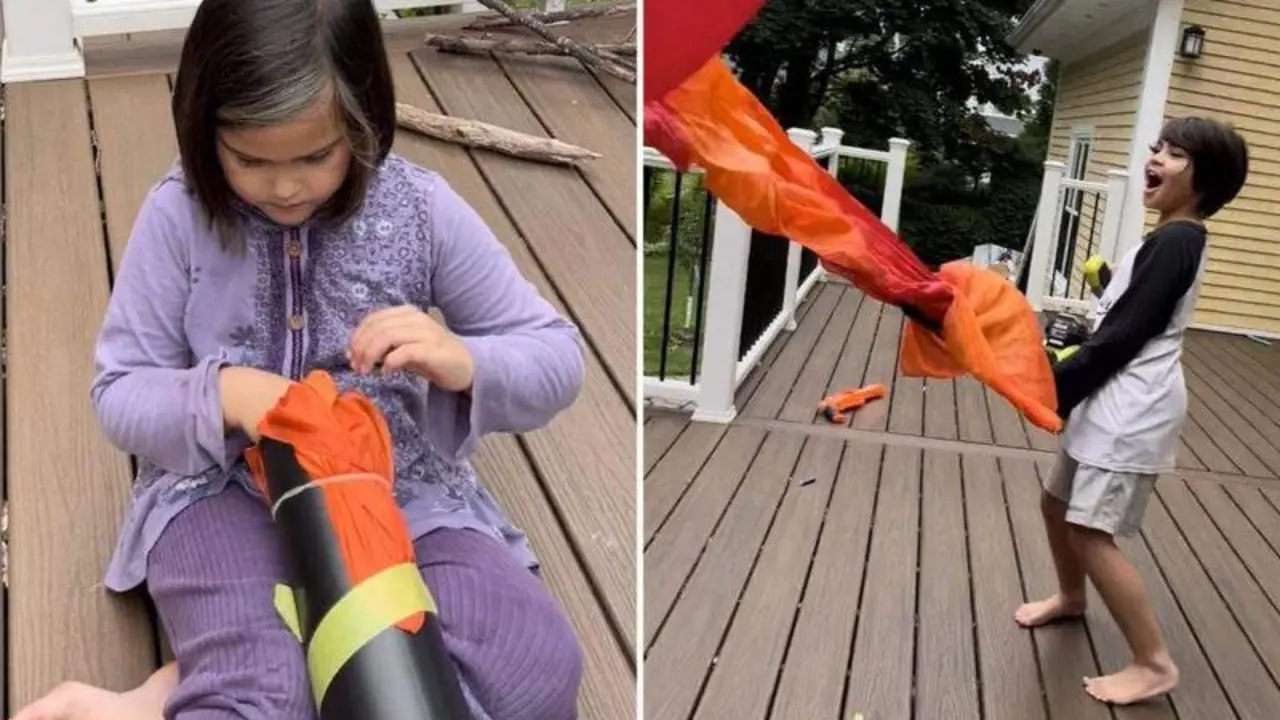 <p> Los hijos de Hashimoto jugando con el lanzallamas de juguete </p>